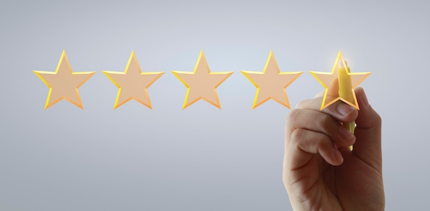 Dibujar a mano la calificación de cinco estrellas. conceptos de evaluación y revisión