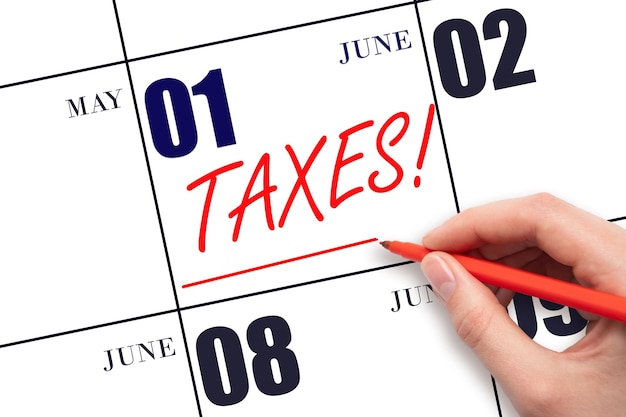 Dibujar a mano una línea roja y escribir el texto Impuestos en la fecha del calendario 1 de junio Recordar la fecha del pago de impuestos