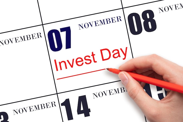 Dibujar a mano una línea roja y escribir el texto Invest Day en la fecha del calendario 7 de noviembre Concepto comercial y financiero