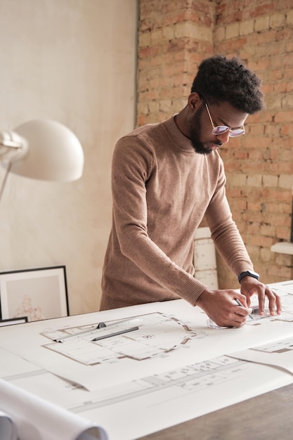 Foto dibujar el plan de la casa en la oficina del desván