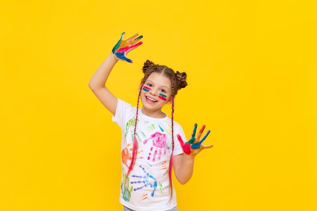 Dibujo artístico para niños Una niña de fondo amarillo con las manos manchadas de pintura