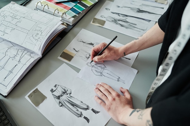 Dibujo de bocetos para una colección de moda