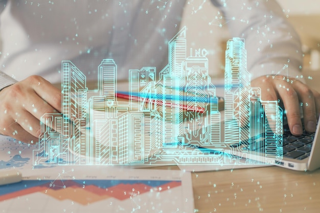 Dibujo de una ciudad de alta tecnología con un hombre de negocios trabajando en la computadora en el fondo concepto de Smartcity doble exposición