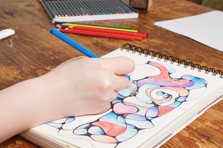Foto el dibujo conceptual neurográfico ayuda a conocerse a uno mismo la terapia psicológica permite resolver problemas y reducir el estrés un cuaderno con un dibujo y lápices una mujer dibuja patrones
