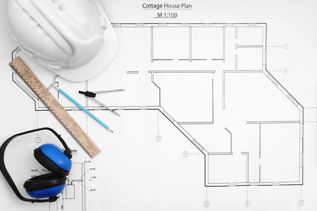 Dibujo de construcción con vista superior de casco y otras herramientas