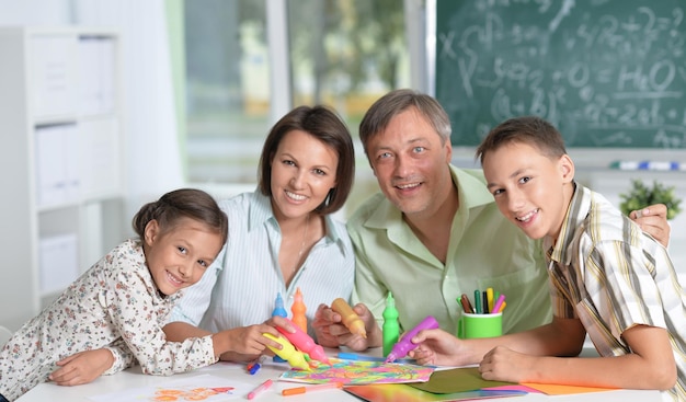 dibujo familia feliz