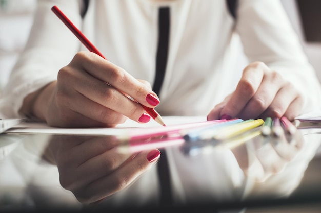 Dibujo femenino con lápices de colores