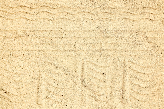 Un dibujo en el fondo de arena de la playa.