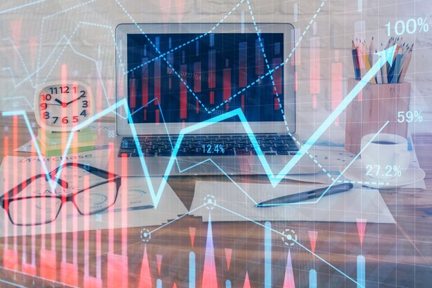 Dibujo de gráfico financiero y tabla con computadora en el fondo Doble exposición Concepto de mercados internacionales