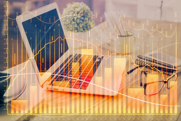 Dibujo de gráfico financiero y tabla con computadora en el fondo Exposición múltiple Concepto de mercados internacionales