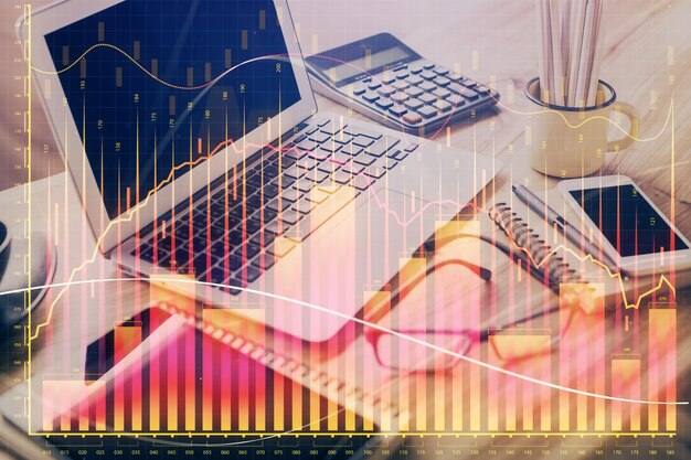 Dibujo de gráfico financiero y tabla con computadora en el fondo Exposición múltiple Concepto de mercados internacionales