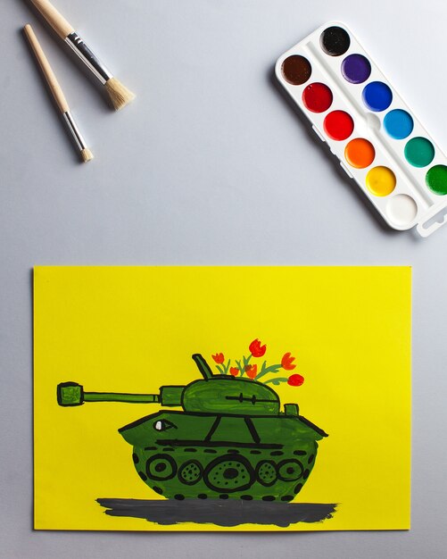 Dibujo infantil de un tanque como regalo por el aniversario del Día de la Victoria