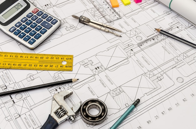 Foto dibujo de ingeniería con diferentes herramientas en él.