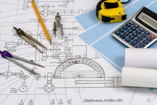 Dibujo del ingeniero con herramientas y calculadora de cerca