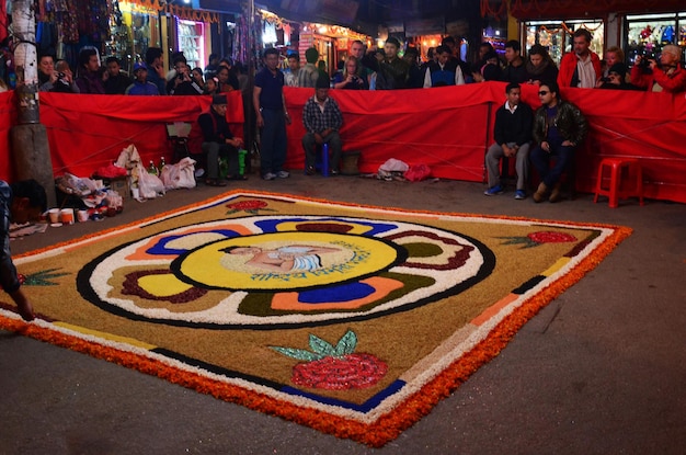 El dibujo nepalí hizo un símbolo de rangoli a partir de pintura en polvo o arena para que el pueblo nepalí respete el rito de oración a la deidad en el festival de luces diwali en Thamel el 3 de noviembre de 2013 en Katmandú Nepal