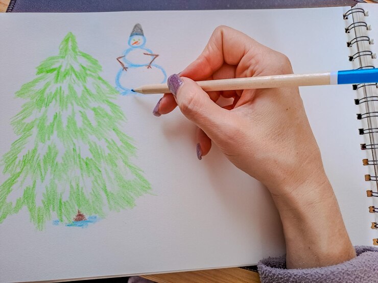 Foto dibujo de una niña de un árbol de navidad con regalos en un fondo de madera