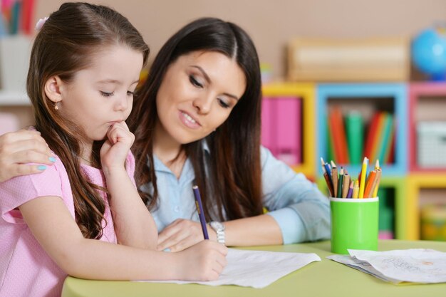 Dibujo de niña con camiseta rosa