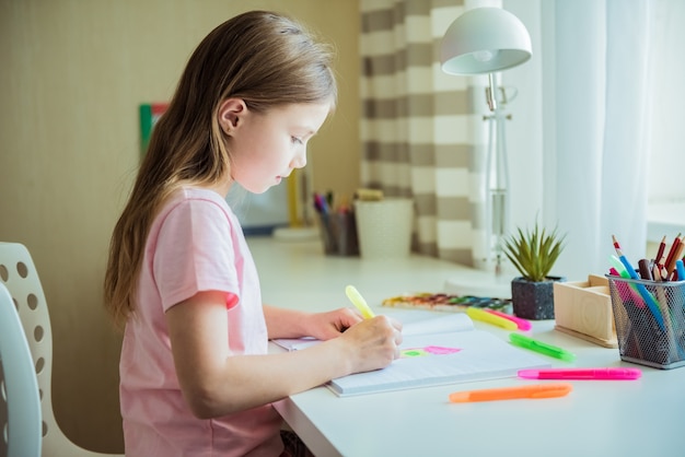 Dibujo de niña niño lindo en casa