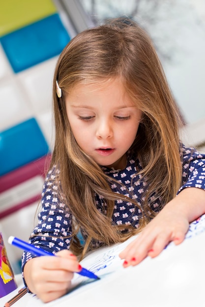 Dibujo de niña en la sala de juegos