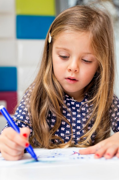 Dibujo de niña en la sala de juegos