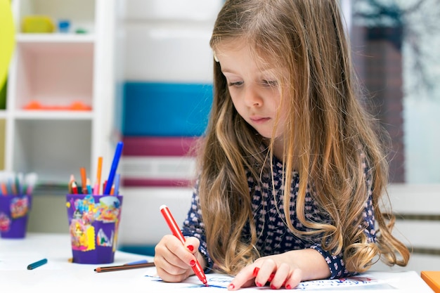 Dibujo de niña en la sala de juegos