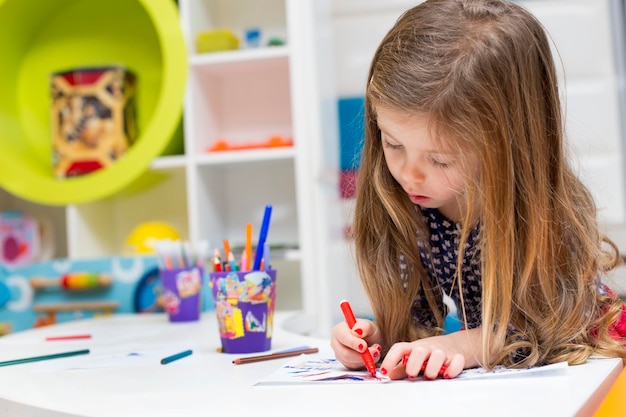 Dibujo de niña en la sala de juegos