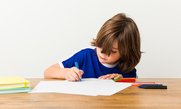 Foto dibujo de niño caucásico