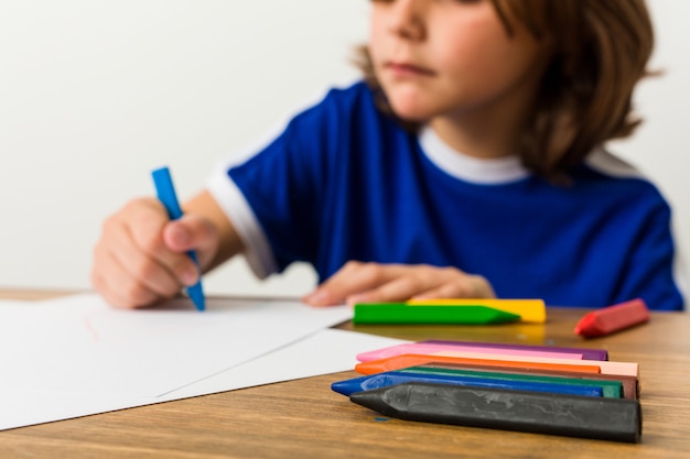 Foto dibujo de niño caucásico