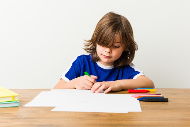 Foto dibujo de niño caucásico