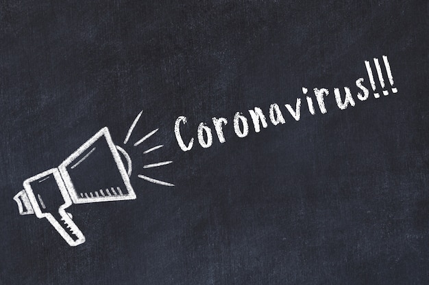 Foto dibujo de tiza del altavoz y coronavirus de inscripción de advertencia
