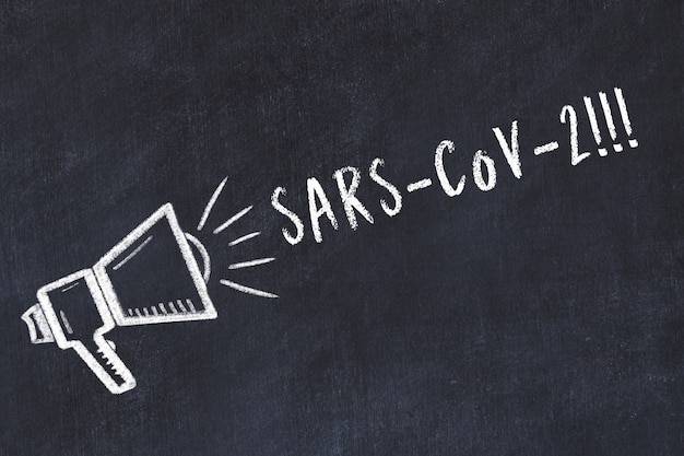 Dibujo de tiza del altavoz e inscripción de advertencia SARS-CoV-2