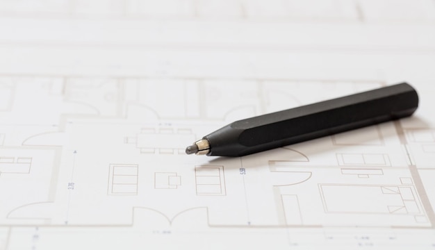 Dibujos de edificios residenciales y lápiz en un escritorio Concepto de construcción