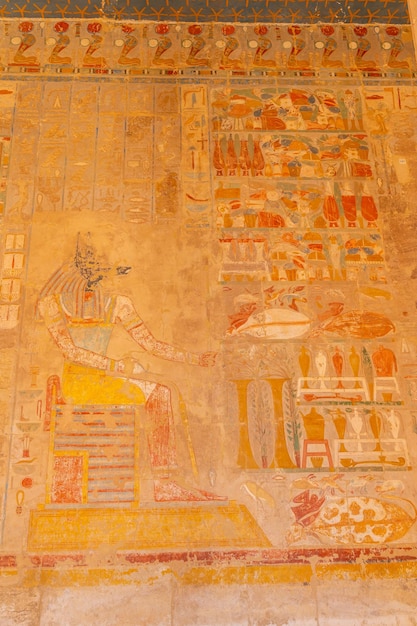 Dibujos egipcios en el templo mortuorio de Hatshepsut en Luxor, Egipto