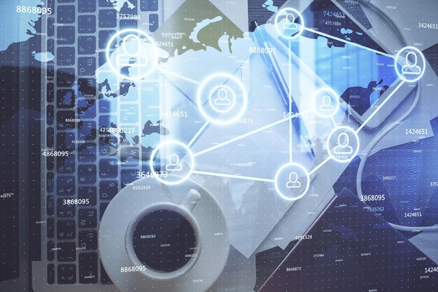 Dibujos de hologramas de redes sociales sobre la computadora en el fondo del escritorio Vista superior Concepto de exposición múltiple de conexión de personas