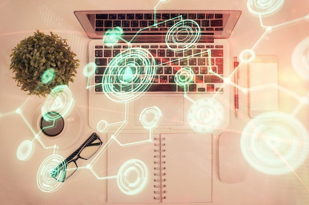 Dibujos de hologramas de redes sociales sobre la computadora en el fondo del escritorio Vista superior Concepto de exposición múltiple de conexión de personas