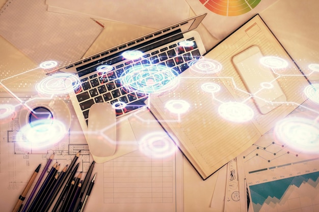 Dibujos de hologramas de redes sociales sobre la computadora en el fondo del escritorio Vista superior Concepto de exposición múltiple de conexión de personas