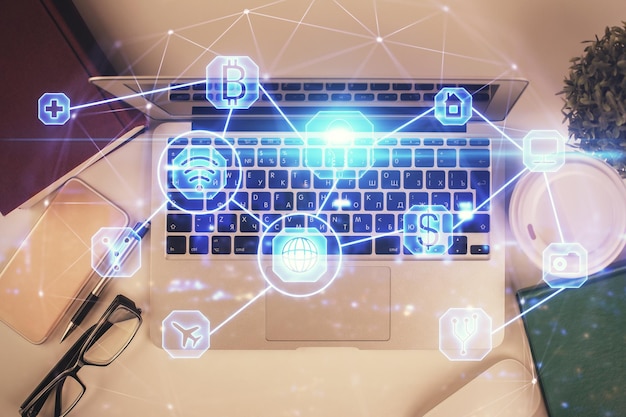 Dibujos de hologramas de redes sociales sobre la computadora en el fondo del escritorio Vista superior Doble exposición