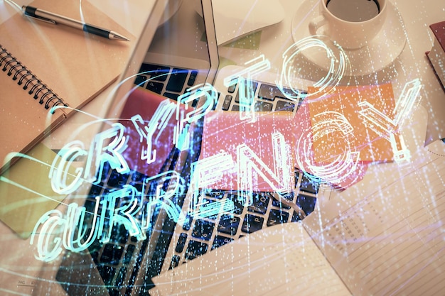 Dibujos de hologramas del tema Blockchain sobre la computadora en el fondo del escritorio Vista superior Concepto de exposición múltiple de criptoeconomía