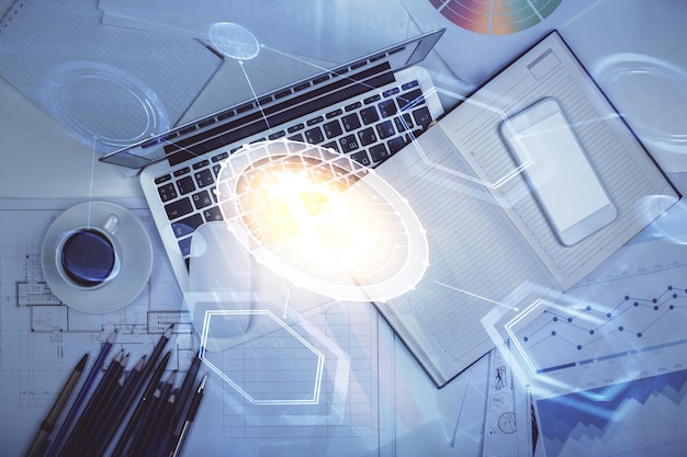 Dibujos de hologramas del tema Blockchain sobre la computadora en el fondo del escritorio Vista superior Concepto de exposición múltiple de criptoeconomía