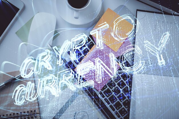 Dibujos de hologramas del tema Blockchain sobre la computadora en el fondo del escritorio Vista superior Concepto de exposición múltiple de criptoeconomía
