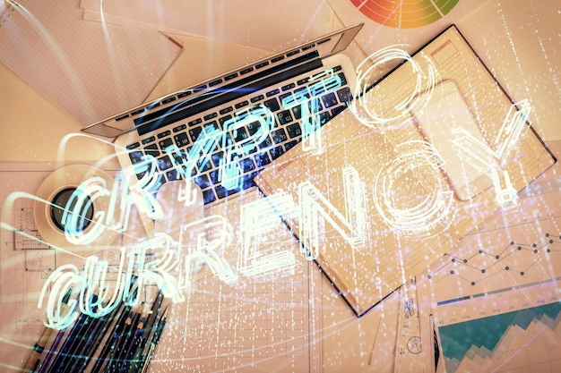 Dibujos de hologramas del tema Blockchain sobre la computadora en el fondo del escritorio Vista superior Concepto de exposición múltiple de criptoeconomía