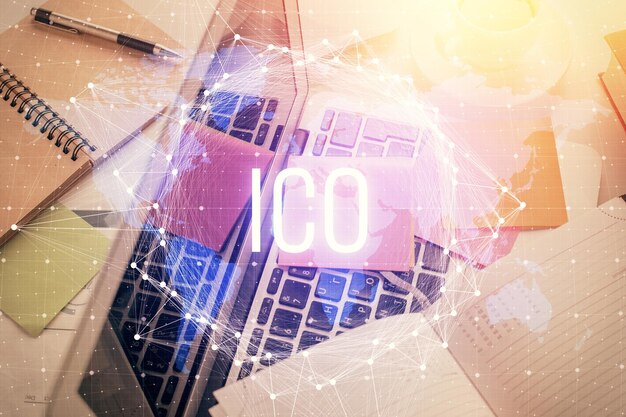 Dibujos de hologramas del tema Blockchain sobre la computadora en el fondo del escritorio Vista superior Concepto de exposición múltiple de criptoeconomía