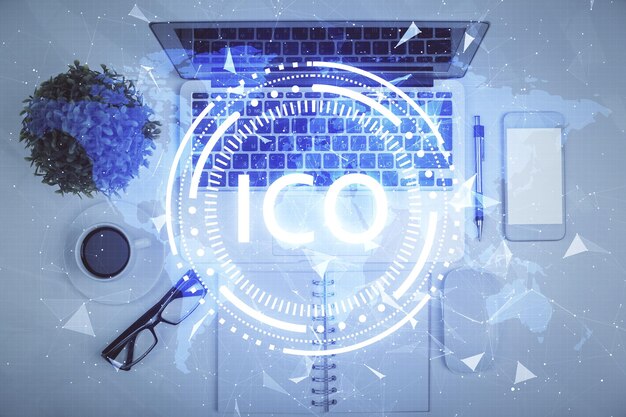 Dibujos de hologramas del tema Blockchain sobre la computadora en el fondo del escritorio Vista superior Concepto de exposición múltiple de criptoeconomía