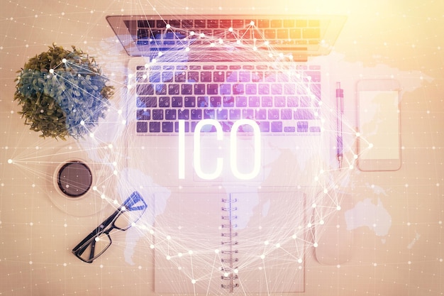 Dibujos de hologramas del tema Blockchain sobre la computadora en el fondo del escritorio Vista superior Concepto de exposición múltiple de criptoeconomía
