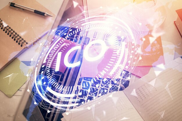 Dibujos de hologramas del tema Blockchain sobre la computadora en el fondo del escritorio Vista superior Concepto de exposición múltiple de criptoeconomía