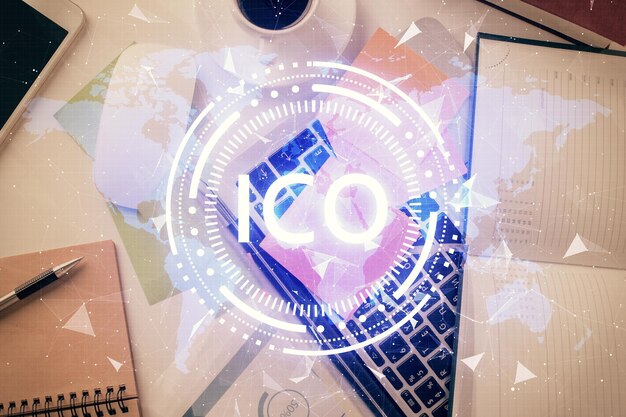 Dibujos de hologramas del tema Blockchain sobre la computadora en el fondo del escritorio Vista superior Concepto de exposición múltiple de criptoeconomía