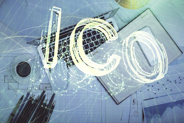 Dibujos de hologramas del tema Blockchain sobre la computadora en el fondo del escritorio Vista superior Concepto de exposición múltiple de criptoeconomía