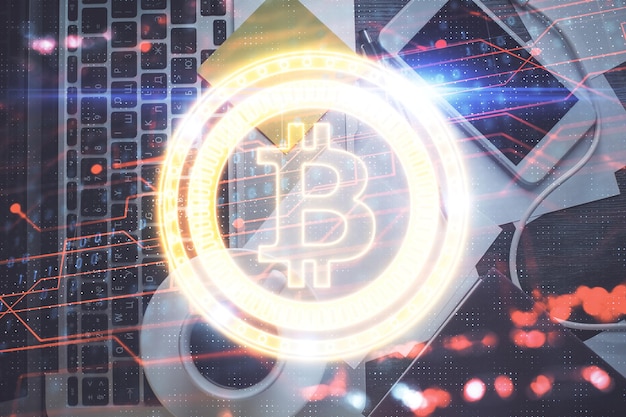 Dibujos de hologramas del tema Blockchain sobre la computadora en el fondo del escritorio Vista superior Concepto de exposición múltiple de criptoeconomía