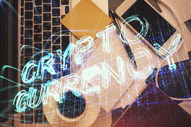 Dibujos de hologramas del tema Blockchain sobre la computadora en el fondo del escritorio Vista superior Concepto de exposición múltiple de criptoeconomía