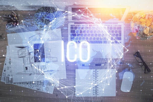Dibujos de hologramas del tema Blockchain sobre la computadora en el fondo del escritorio Vista superior Doble exposición